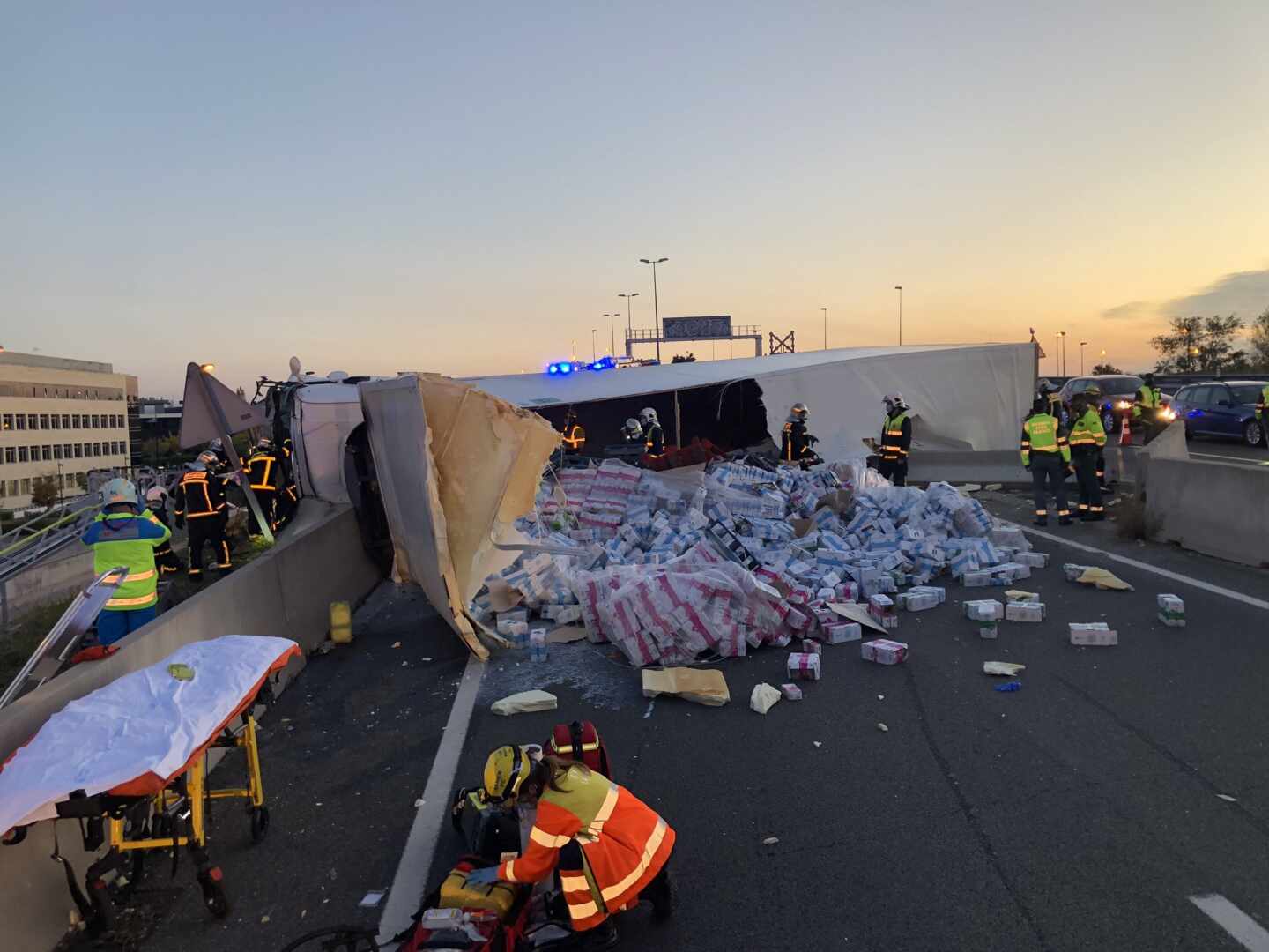 accidente-camion-carga-desparramada-m-50