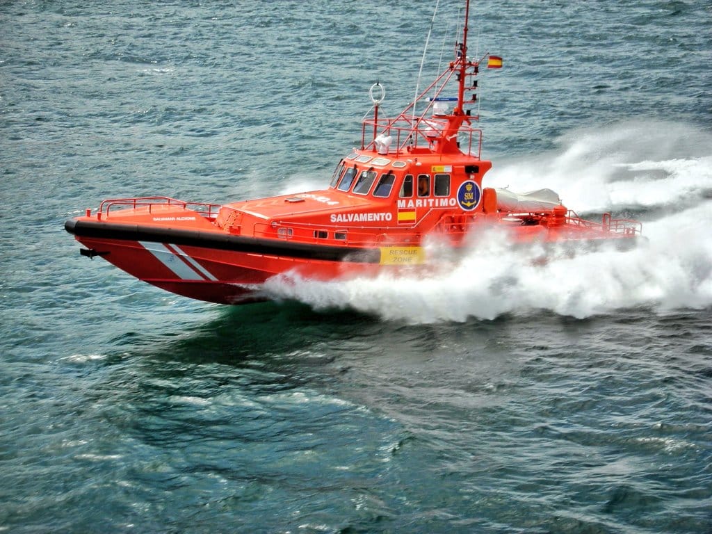 Rescatados en Almería ocho hombres en una patera a la deriva tras seis días en alta mar