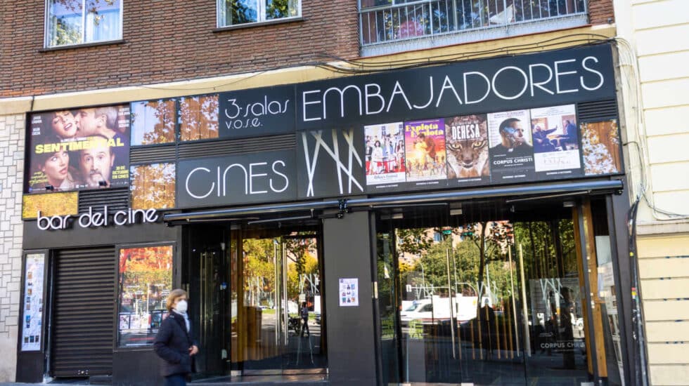Entrada de los Cines Embajadores, en la Glorieta Santa María de la Cabeza, Madrid. Cynthia Serna Box.