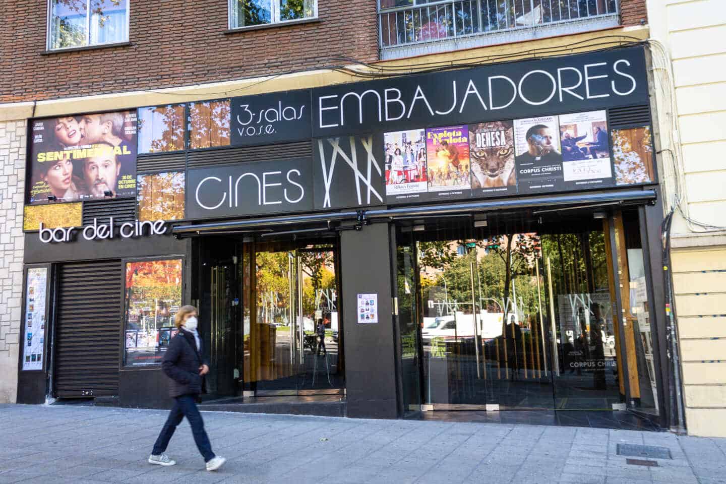 Entrada de los Cines Embajadores, en la Glorieta Santa María de la Cabeza, Madrid. Cynthia Serna Box.