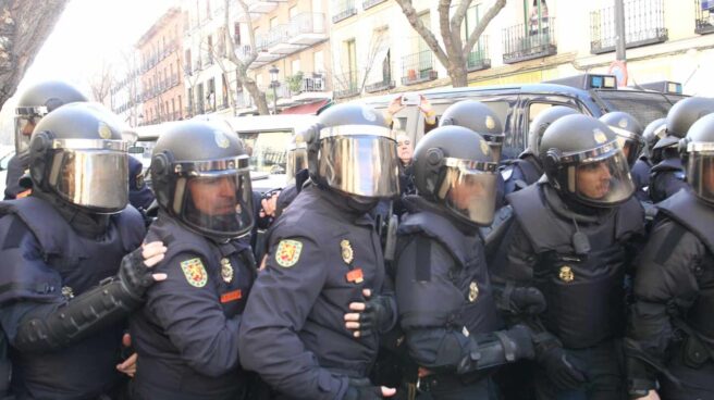 Intervención de los agentes antidisturbios de la Policía ante una protesta de activistas de la plataforma 'Stop Desahucios' en Madrid.