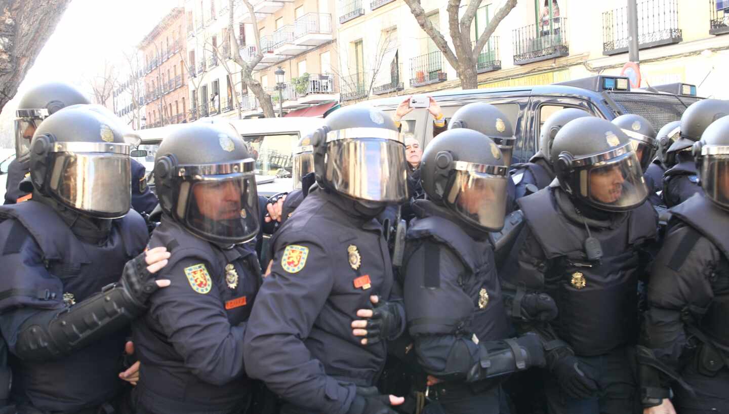 Intervención de los agentes antidisturbios de la Policía ante una protesta de activistas de la plataforma 'Stop Desahucios' en Madrid.
