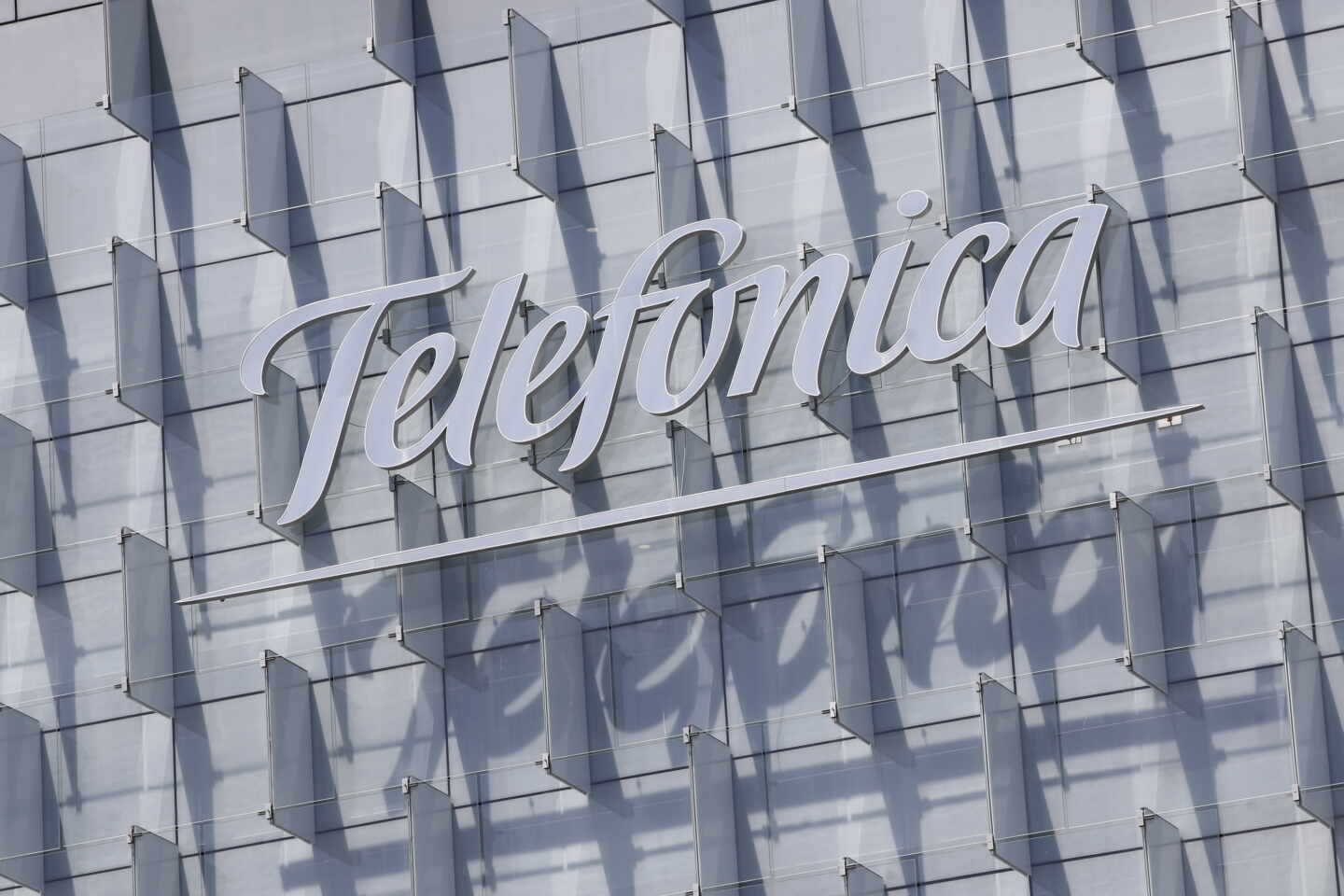 Logo de Telefónica en su sede de Madrid.