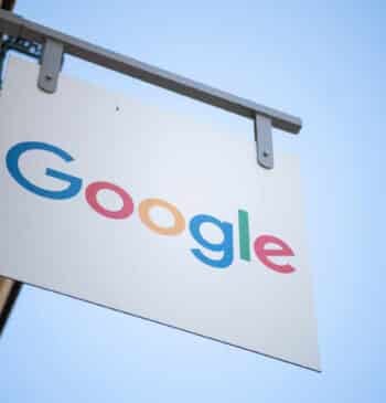 Logo de Google ante una de sus sedes