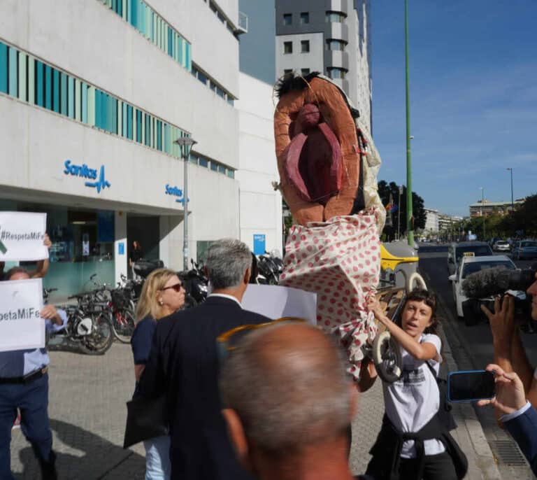 Comienza el juicio por la procesión de la vagina de plástico en Málaga