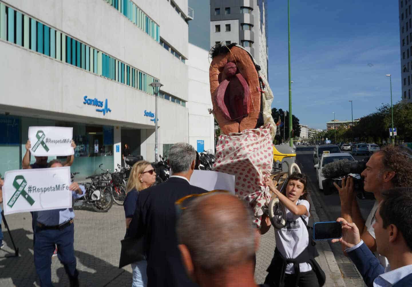 Comienza el juicio por la procesión de la vagina de plástico en Málaga