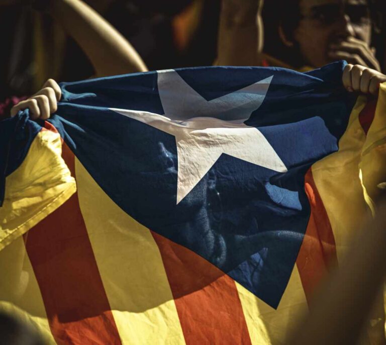 Radicales independentistas queman neumáticos y cortan una carretera por el 1-0
