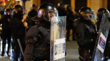 Los Mossos detienen a cuatro negacionistas del Covid que protestaban en Barcelona