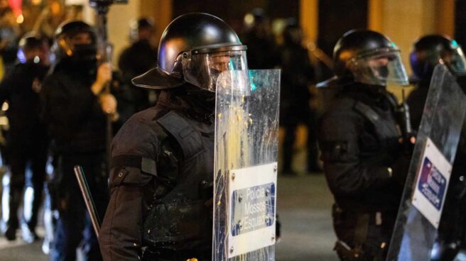 Mossos sujetan un escudo durante una manifestación, en una foto de archivo.