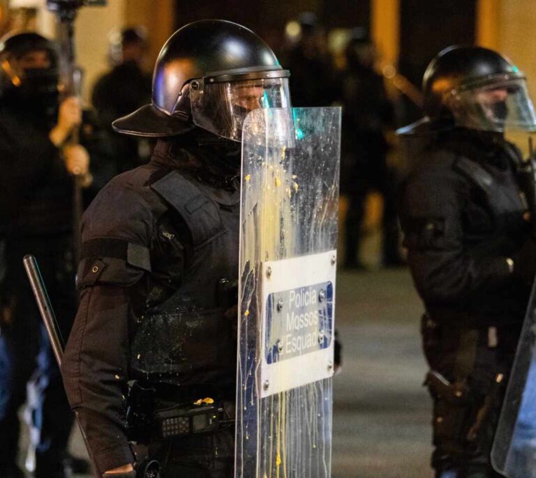 Unos 50 CDR se concentran en la plaza Sant Jaume de Barcelona "contra la represión"