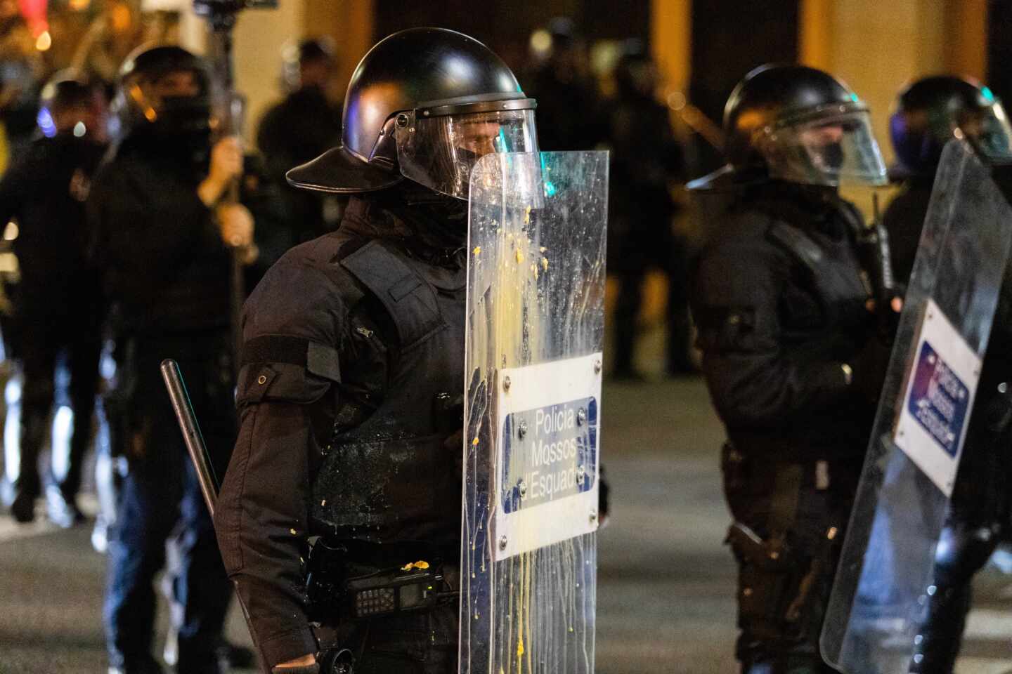 Mossos sujetan un escudo durante una manifestación, en una foto de archivo.