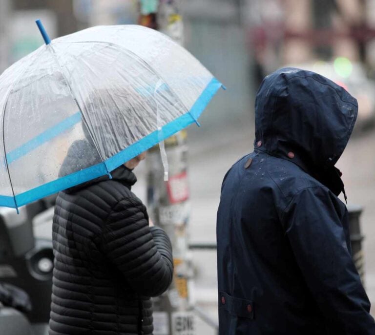 La borrasca Bárbara pone en alerta naranja a media España: lluvia y vientos de 100 km/h