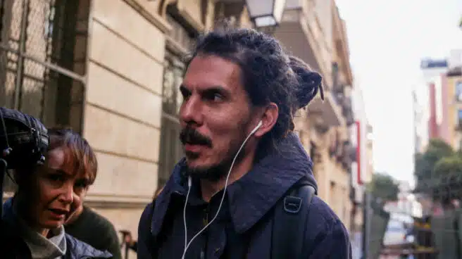 La Fiscalía pide 6 meses de prisión para el secretario de Organización de Podemos por dar una patada a un policía