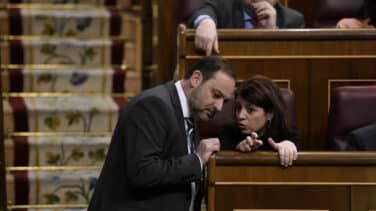 La foto de Ábalos y Lastra fumando en el Congreso sin distancia que ha sacudido las redes