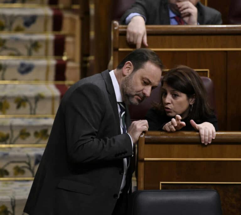 La foto de Ábalos y Lastra fumando en el Congreso sin distancia que ha sacudido las redes