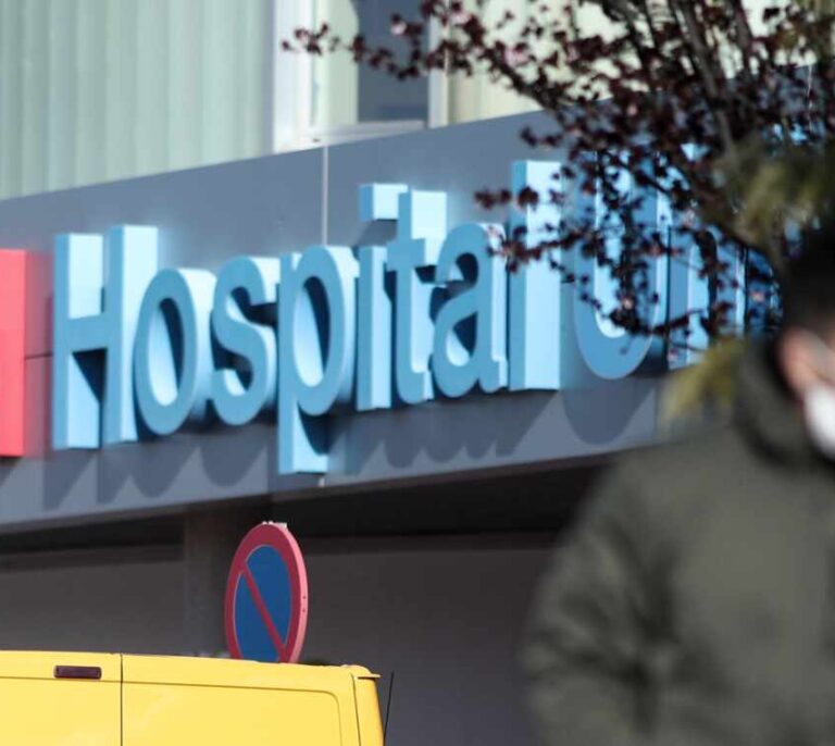 Bajan los contagios, los muertos y los hospitalizados en Madrid, pero la presión sigue en las UCI