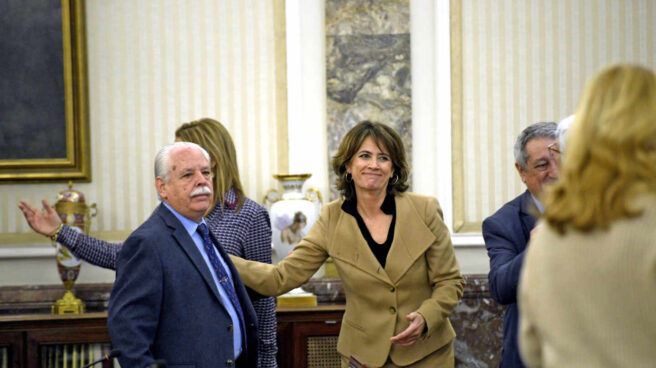 La fiscal general del Estado, Dolores Delgado, saluda al teniente fiscal del Supremo, Luis Navajas.