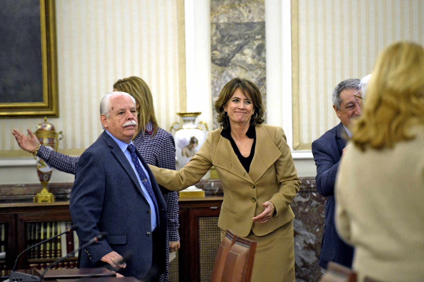 La fiscal general del Estado, Dolores Delgado, saluda al teniente fiscal del Supremo, Luis Navajas.