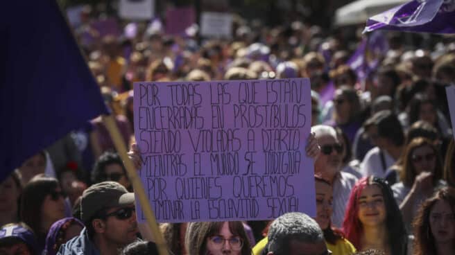 Una mujer sostiene su pancarta contra de la prostitución durante el 8-M en Sevilla.