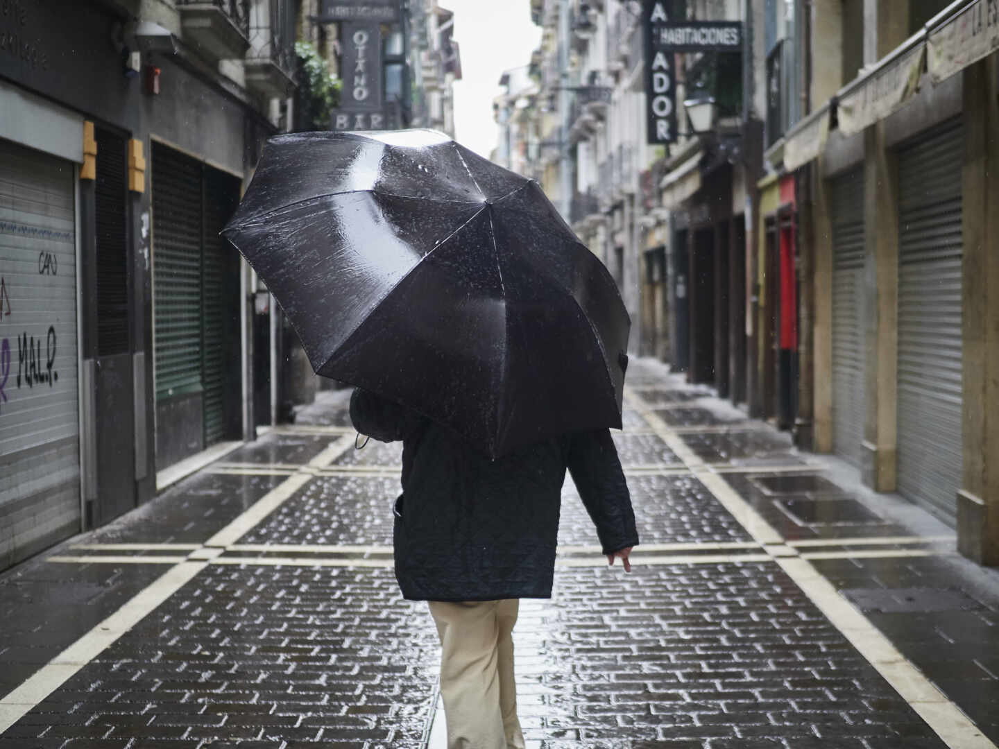 Ocho comunidades en alerta este domingo por viento y lluvia intensa