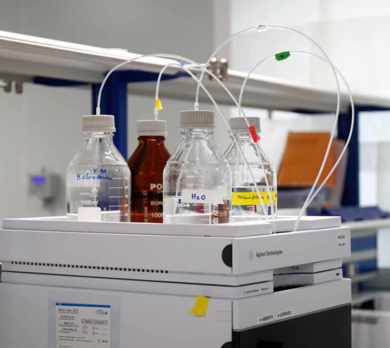 El Hospital Vall d'Hebron reconoce el colapso de su laboratorio: 10.000 PCR acumuladas