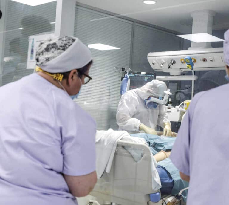 Las operaciones no urgentes se suspenden por la presión de los hospitales en Valencia
