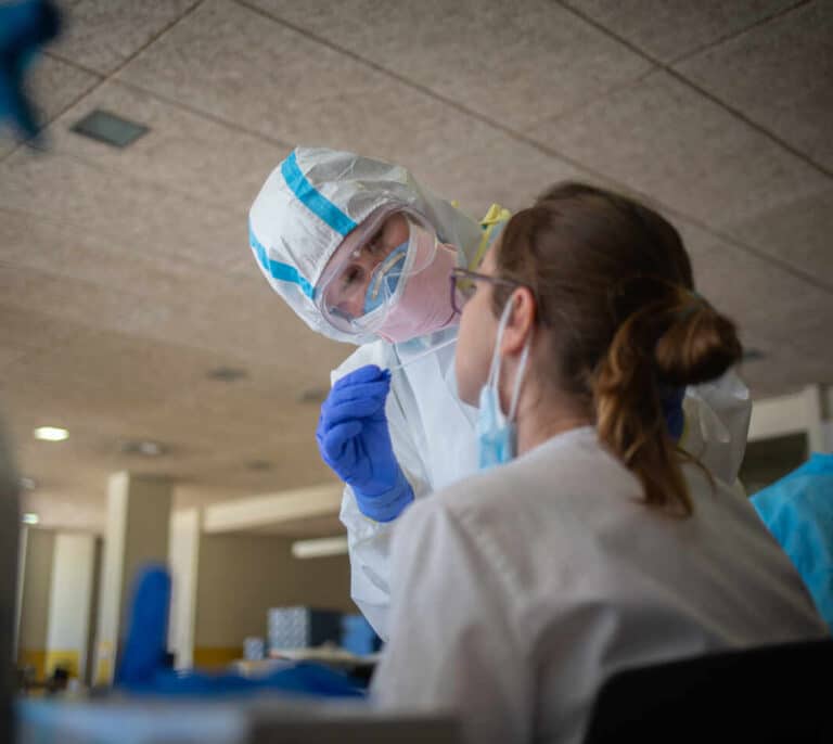 Sanidad registra 12.423 nuevos contagios y 126 muertos