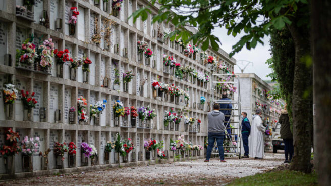 Se permiten velatorios con hasta 15 asistentes en cementerios de Euskadi Entierro en el cementerio de Vitoria.