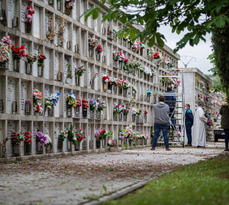Ni honrar a los muertos: visitas a tumbas con cita previa y aforo en el cementerio