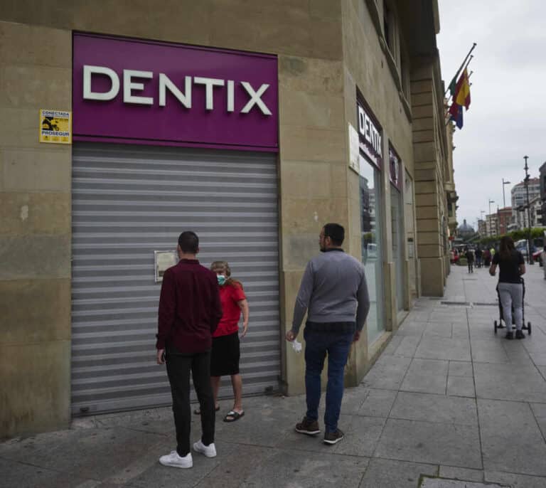 Nueva quiebra en el sector dental, ¿en qué se parecen y diferencian Dentix e iDental?