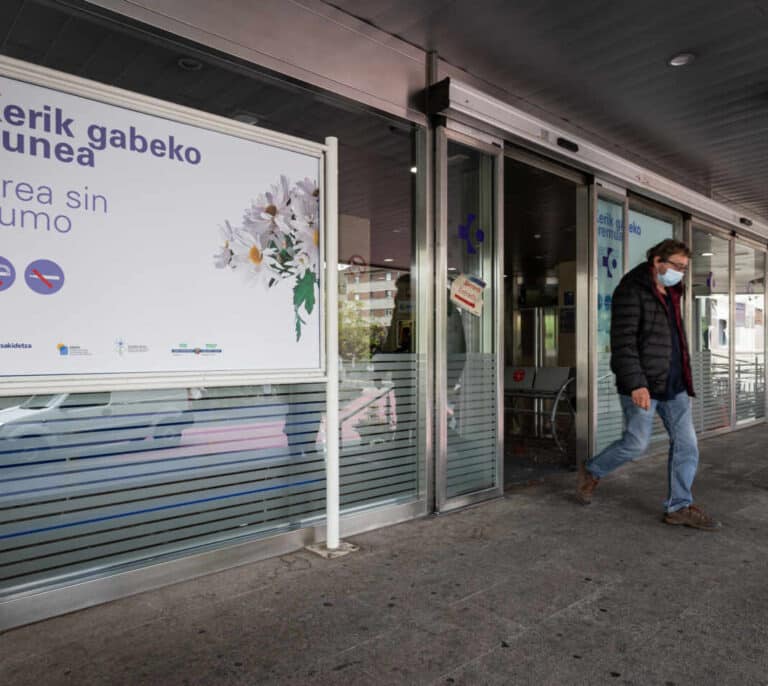 Los centros sanitarios empiezan a prohibir las mascarillas de tela