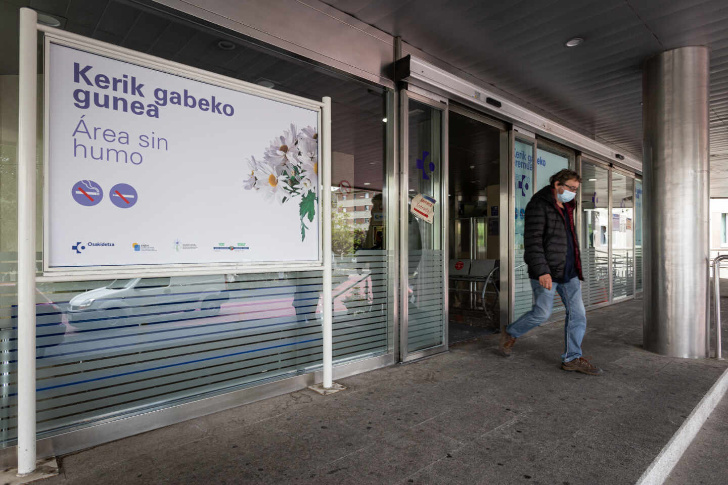 Los centros sanitarios empiezan a prohibir las mascarillas de tela