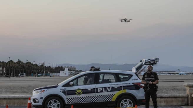 Policía en la playa de Valencia.