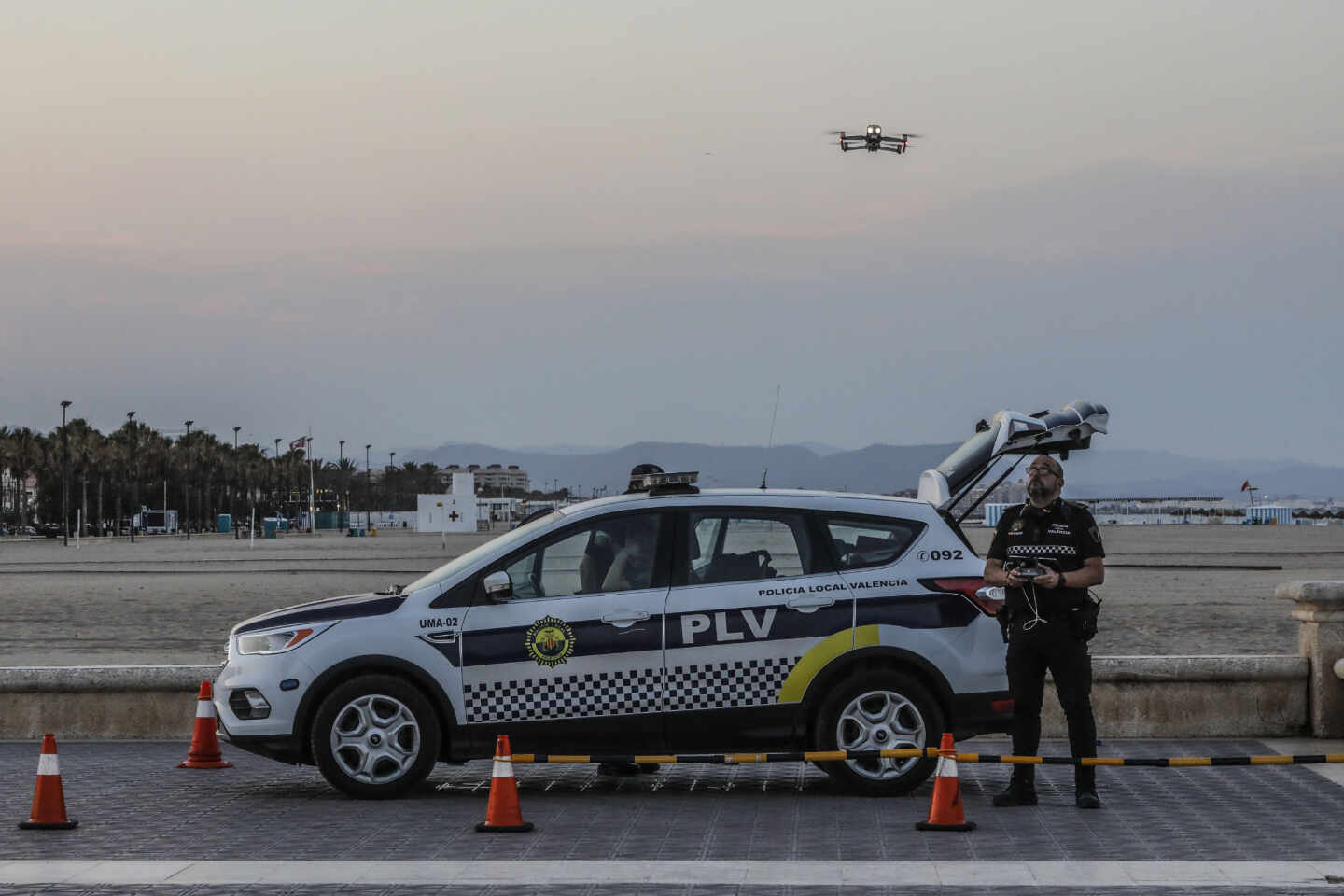 Policía en la playa de Valencia.