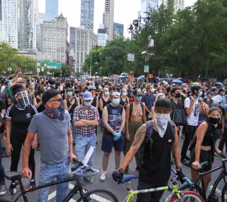 Nueva York confinará barrios y París cerrará los bares