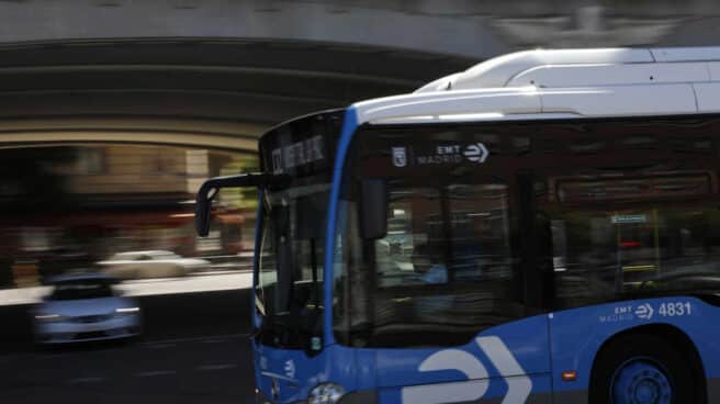 Un autobús de la EMT circula por el intercambiador de Moncloa, en Madrid.