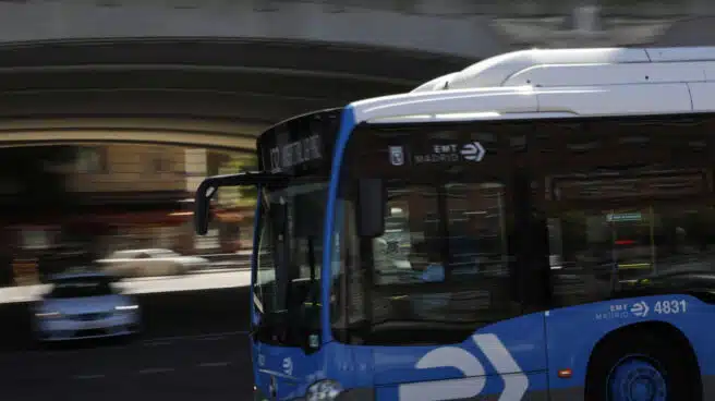 Muere en Madrid una mujer arrollada por un bus tras caerse enfrente del vehículo