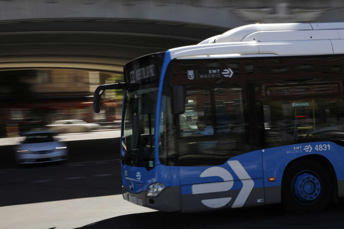 Un autobús de la EMT circula por el intercambiador de Moncloa, en Madrid.