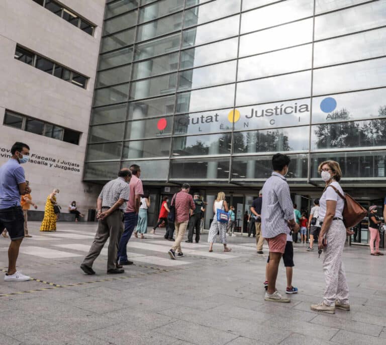 Condenado a 14 años por golpear con un martillo a su pareja y clavarle un destornillador en el pecho