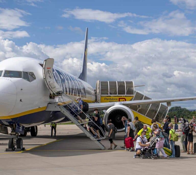 Ryanair reduce al 40% su programación hasta marzo de 2021 y anuncia más despidos