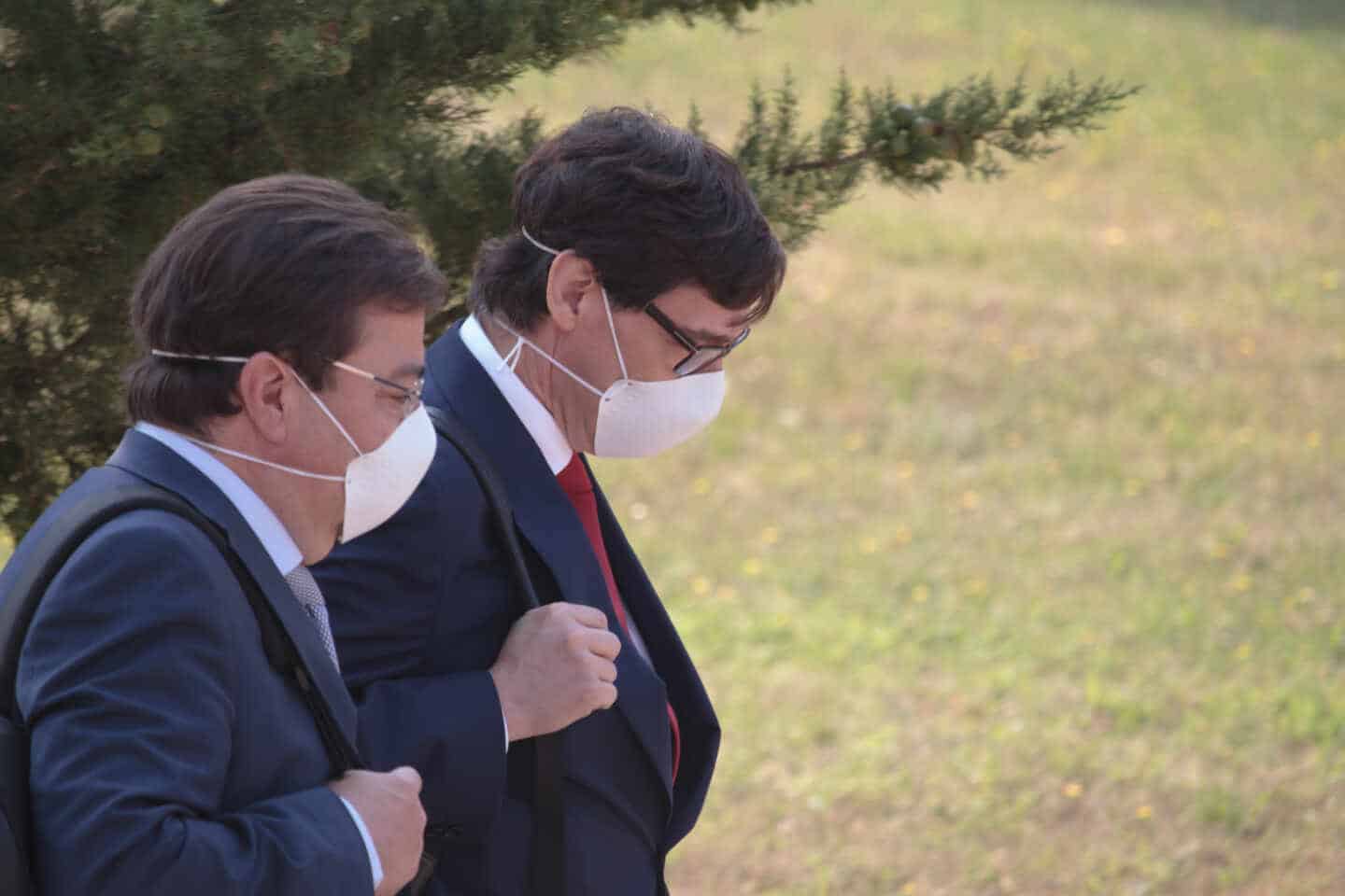 El presidente de Extremadura, Guillermo Fernández Vara, y el ministro de Sanidad, Salvador Illa.