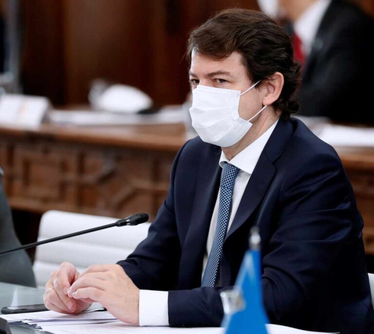 Mañueco critica al Gobierno por los "vaivenes" con AstraZeneca