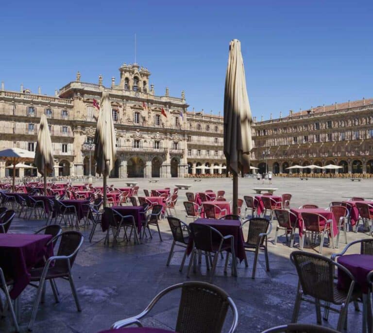 Castilla y León cierra toda la hostelería y los centros comerciales