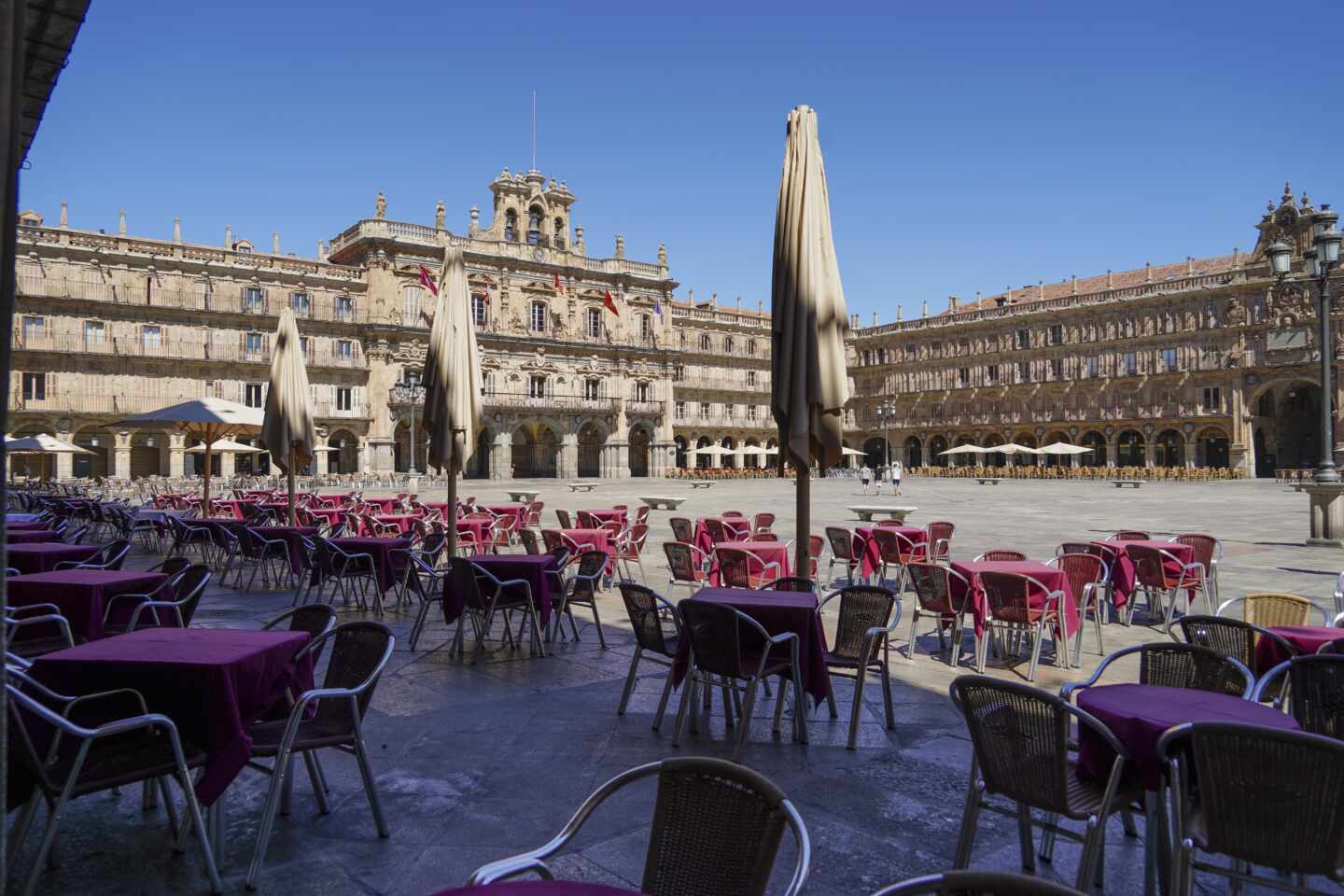 Terrazas vacías en la Plaza Mayor de Salamanca.
