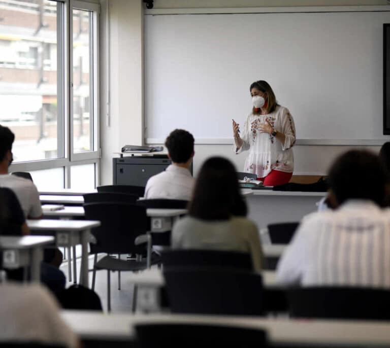 La Universidad del País Vasco abre expediente a un profesor que dio clases sin mascarilla