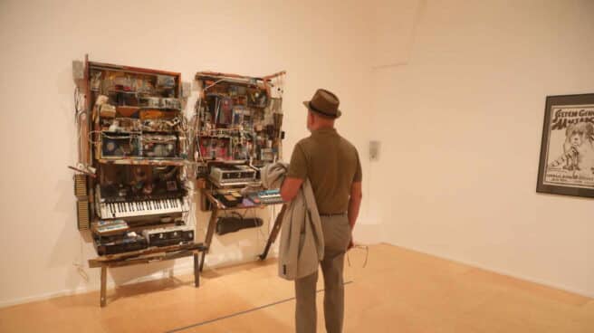 Un visitante observa una de las obras expuestas en la exposición 'Disonata. Arte en sonido hasta 1980', durante su presentación en el Museo Nacional Centro de Arte Reina Sofía.