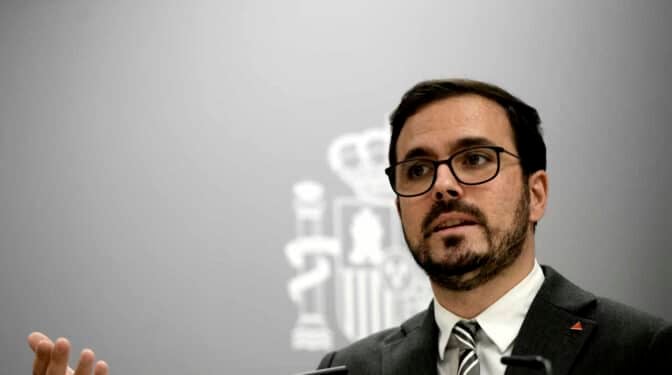 Garzón avisa a 25 clubes que deben cesar en la publicidad de apuestas