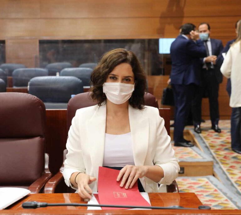 Ayuso pactará con el Gobierno nuevas restricciones y pide a los ciudadanos que no salgan de Madrid