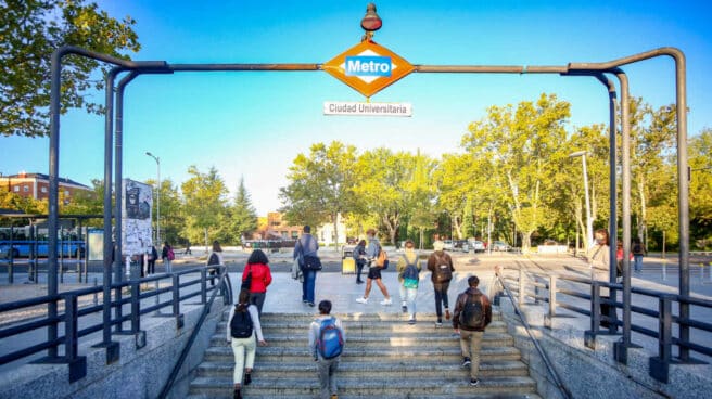 Jóvenes salen del Metro de Ciudad Universitaria en Madrid.