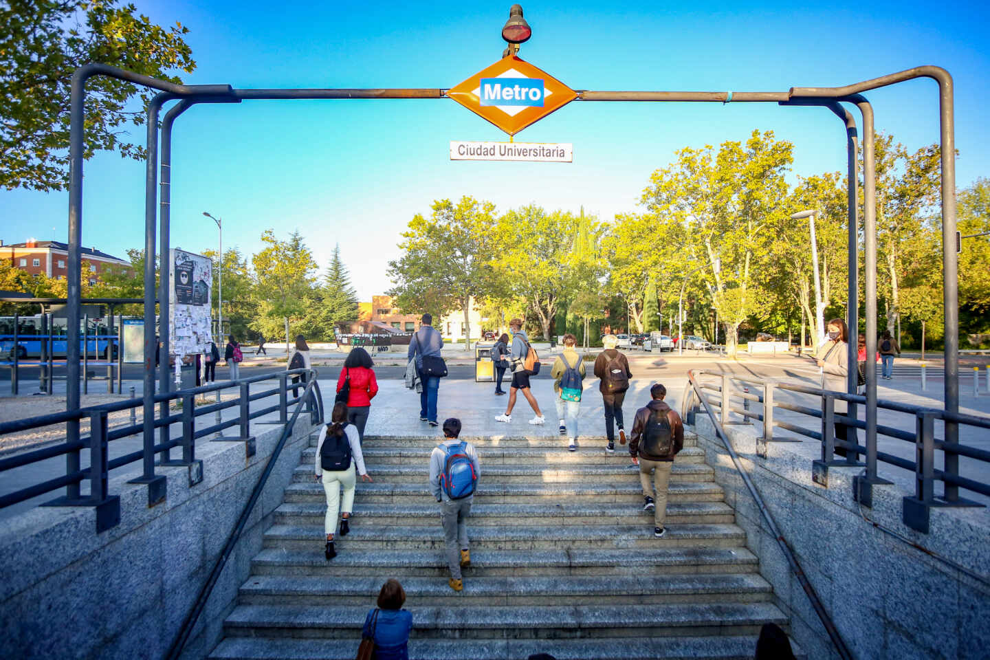 Jóvenes salen del Metro de Ciudad Universitaria en Madrid.